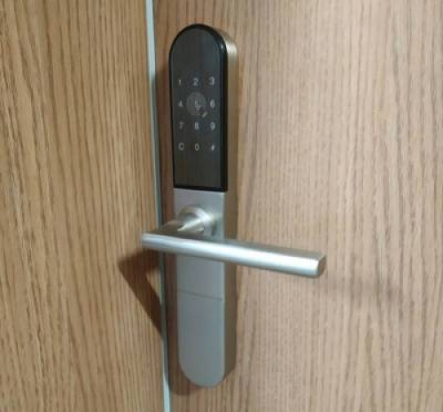 Sms, e-klucz lub otworzenie zamków online - Jak wpuścić gości do apartamentów.